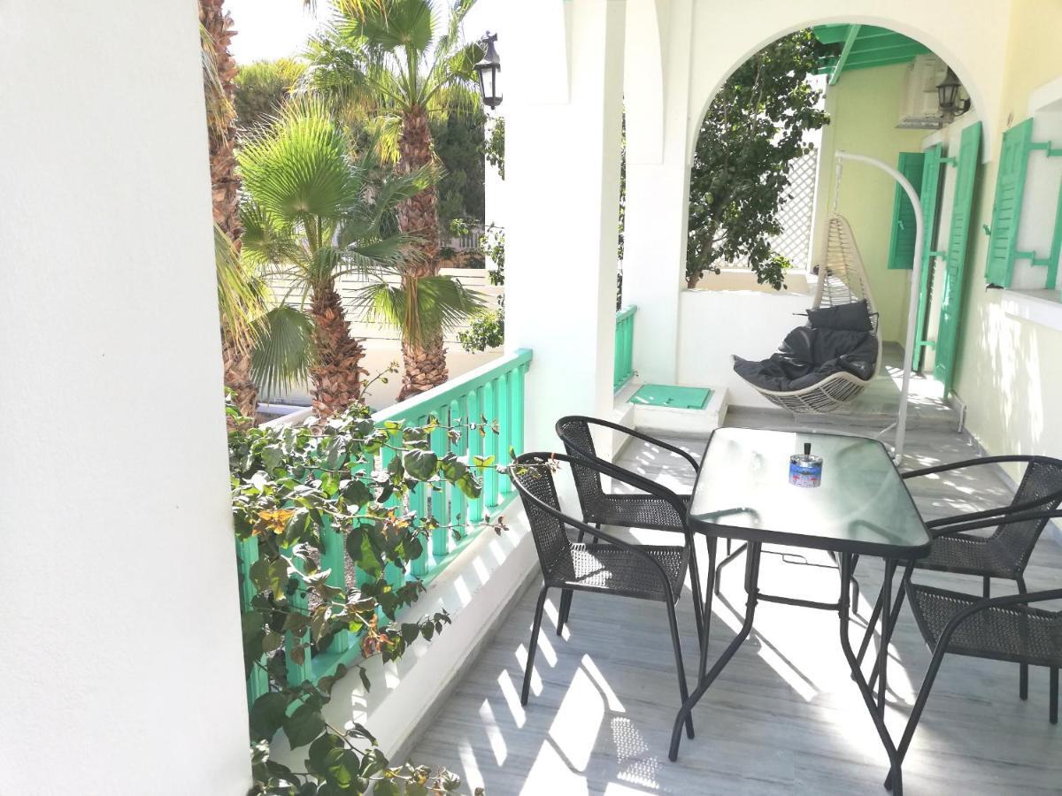 Kamari Beach Houses With Balcony And Garden Buitenkant foto